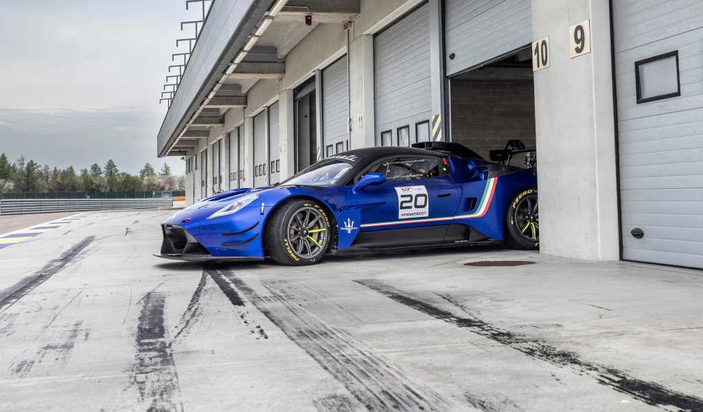 Автомобиль Maserati GT2 в гараже