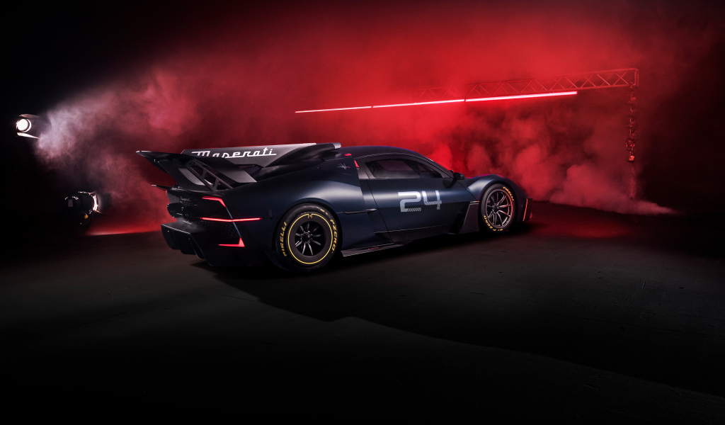 Вид сзади на спортивный автомобиль Maserati MCXtrema