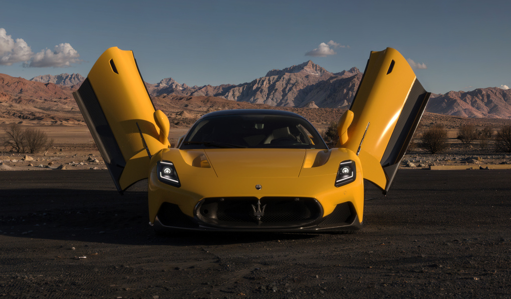 Желтый спорткар Maserati MC20 с открытыми дверями