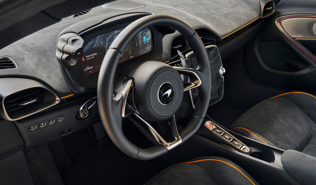 Черный кожаный салон автомобиля McLaren Artura