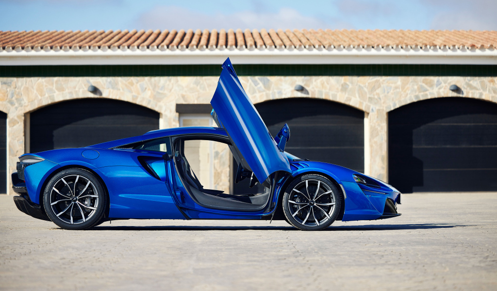 Синий автомобиль McLaren Artura с открытыми дверями