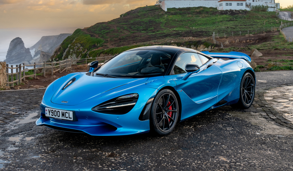 Синий быстрый автомобиль McLaren 750S Coupe