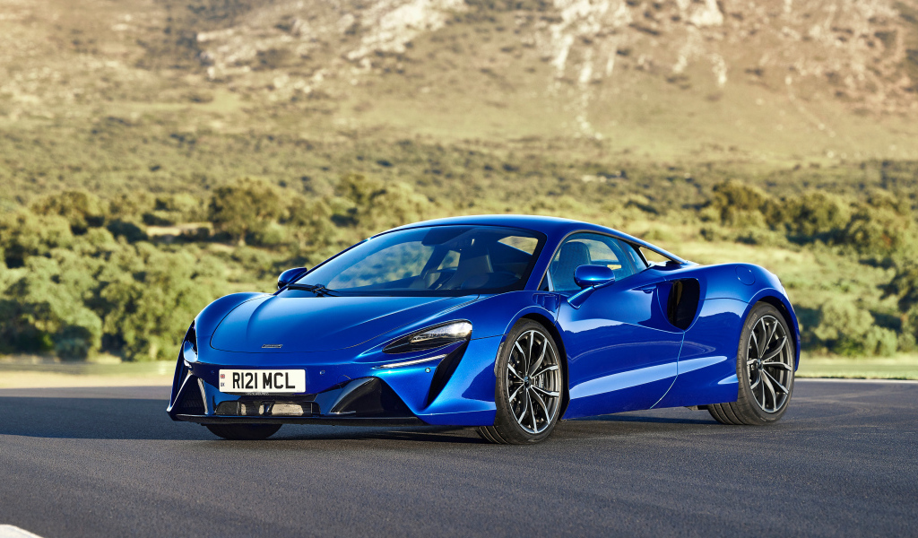 Синий быстрый автомобиль McLaren Artura