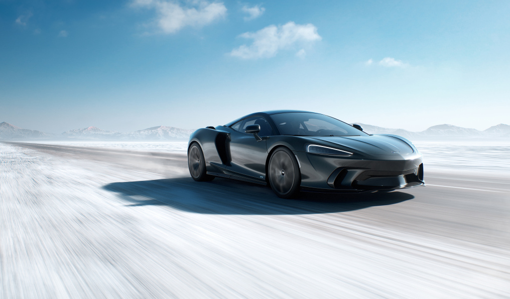 Быстрый автомобиль McLaren GTS 2024 года на дороге