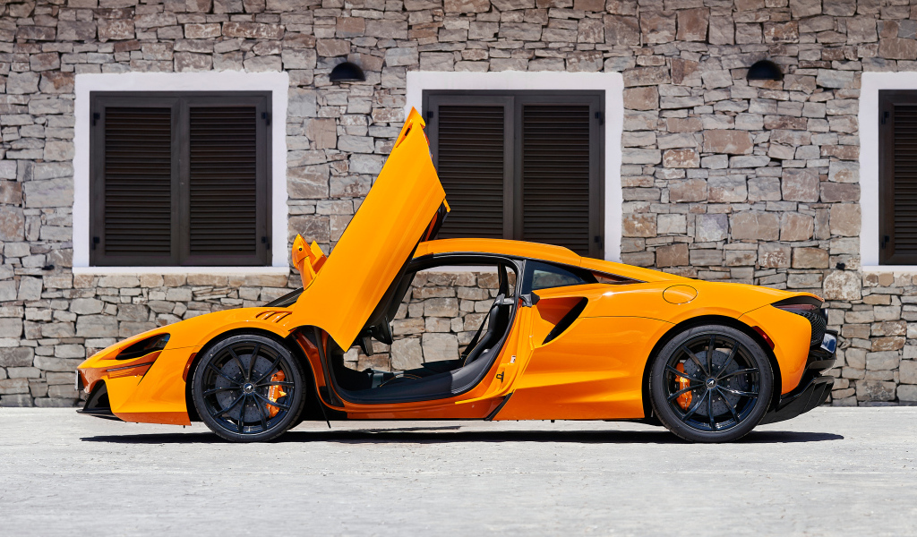 Быстрый McLaren Artura с открытыми дверями