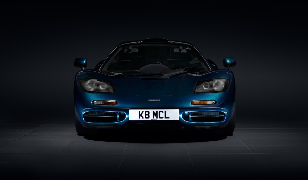 Вид спереди на спортивный автомобиль McLaren F1