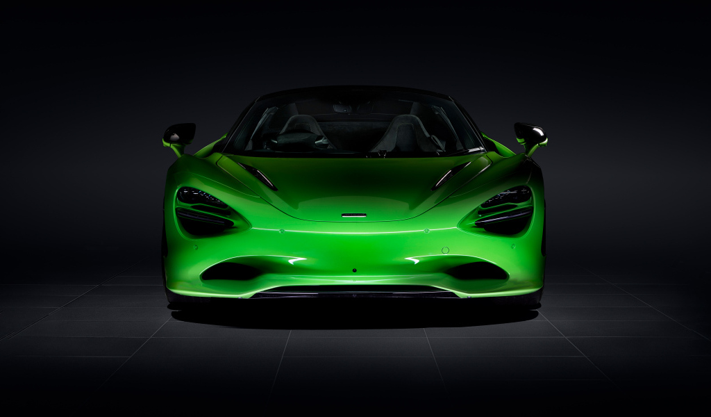 Вид спереди на зеленый автомобиль McLaren 750S