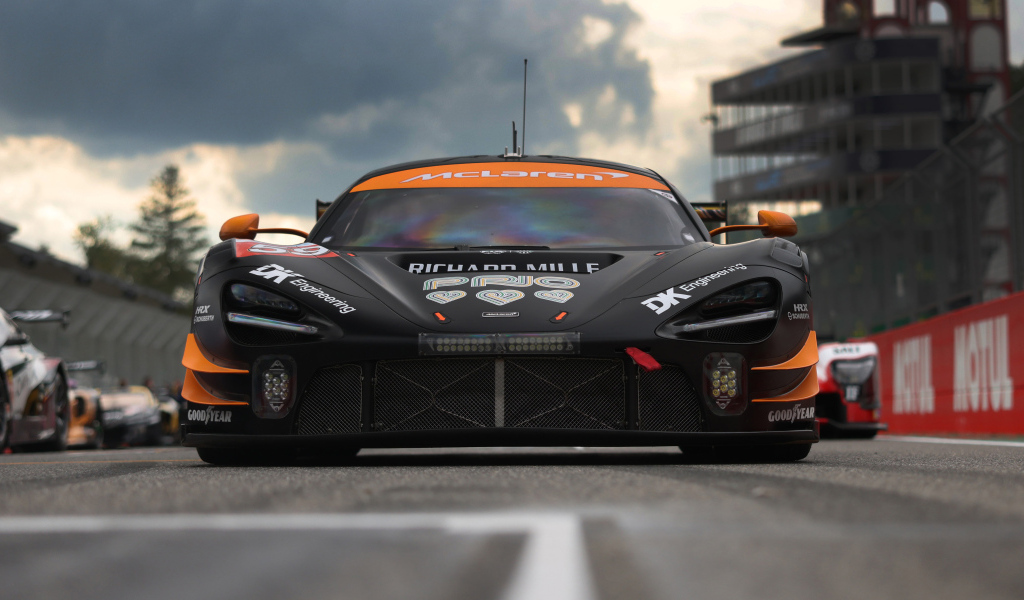 Вид спереди на гоночный автомобиль McLaren GT3 EVO