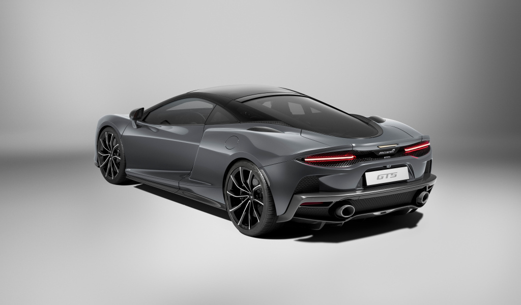 Серый автомобиль McLaren GTS 2024 года вид сзади