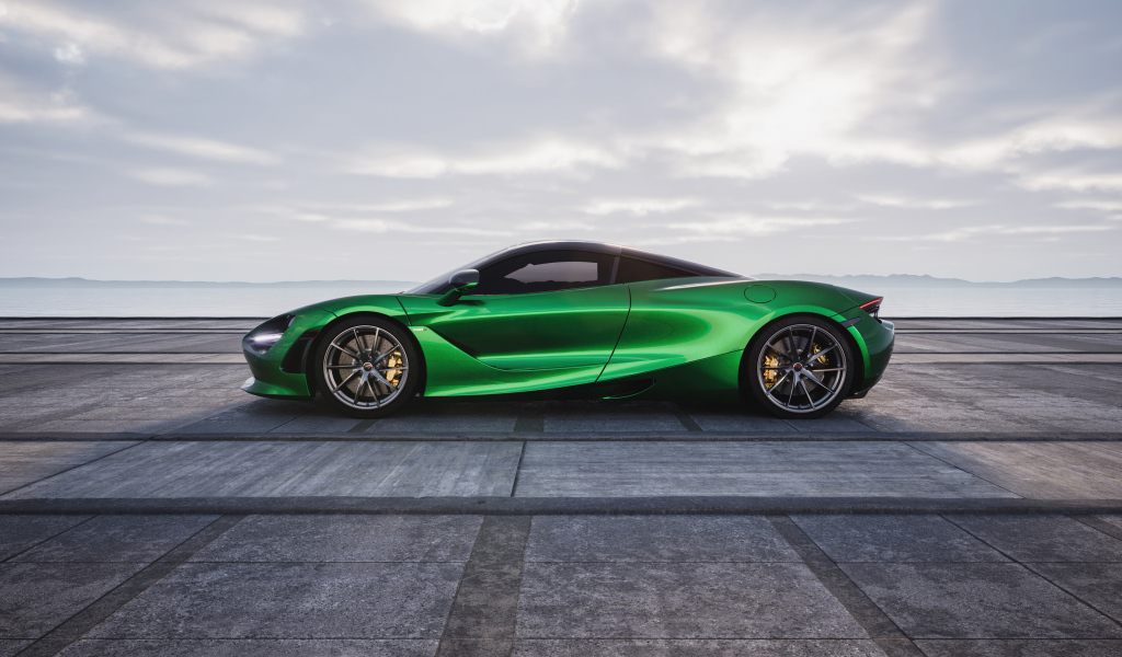 Зеленый автомобиль McLaren 720S CGI на фоне неба