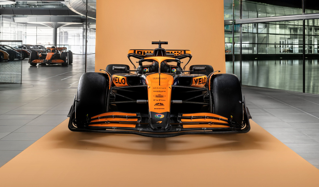 Оранжевый гоночный автомобиль McLaren MCL38 2024 года