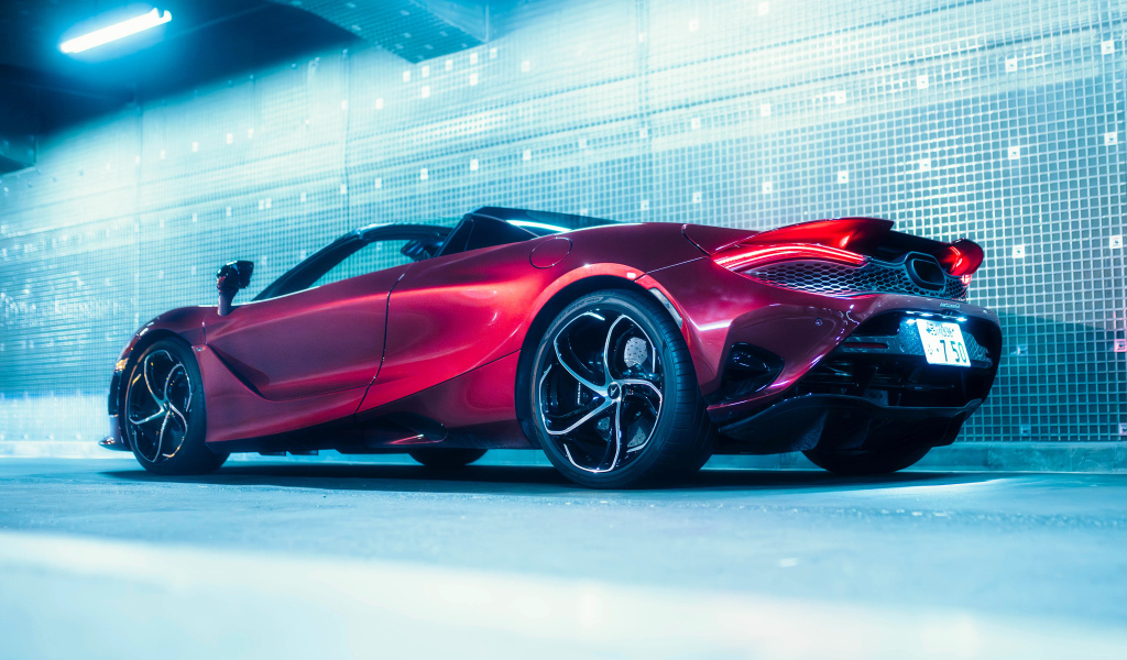 Вид сзади на красный автомобиль McLaren 750S Spider