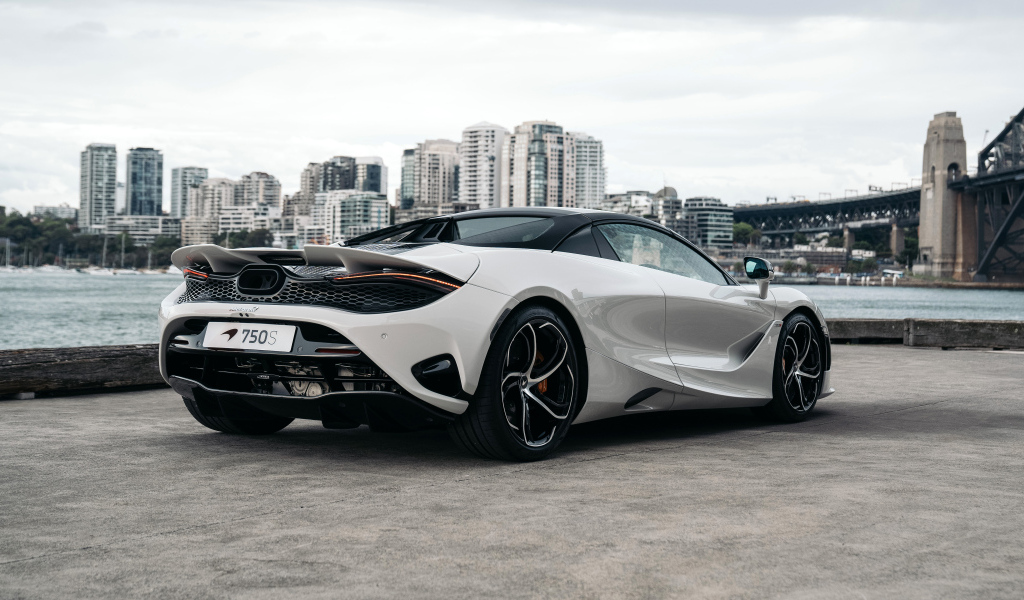Вид сзади на автомобиль McLaren 750S Spider