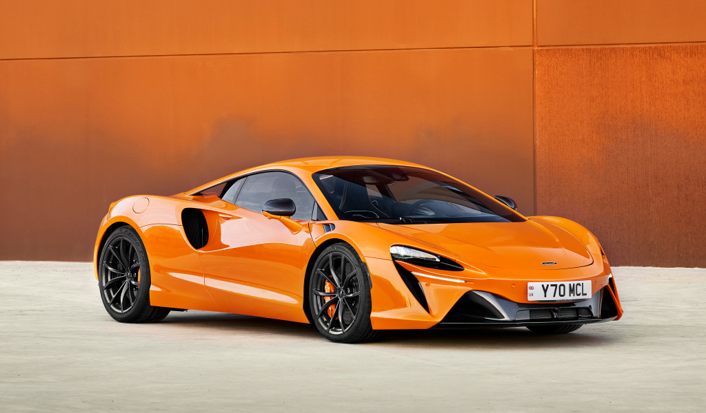 Вид на быстрый автомобиль McLaren Artura
