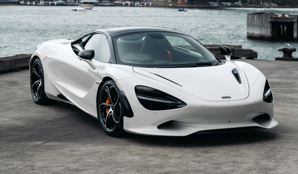 Белый автомобиль McLaren 750S Spider