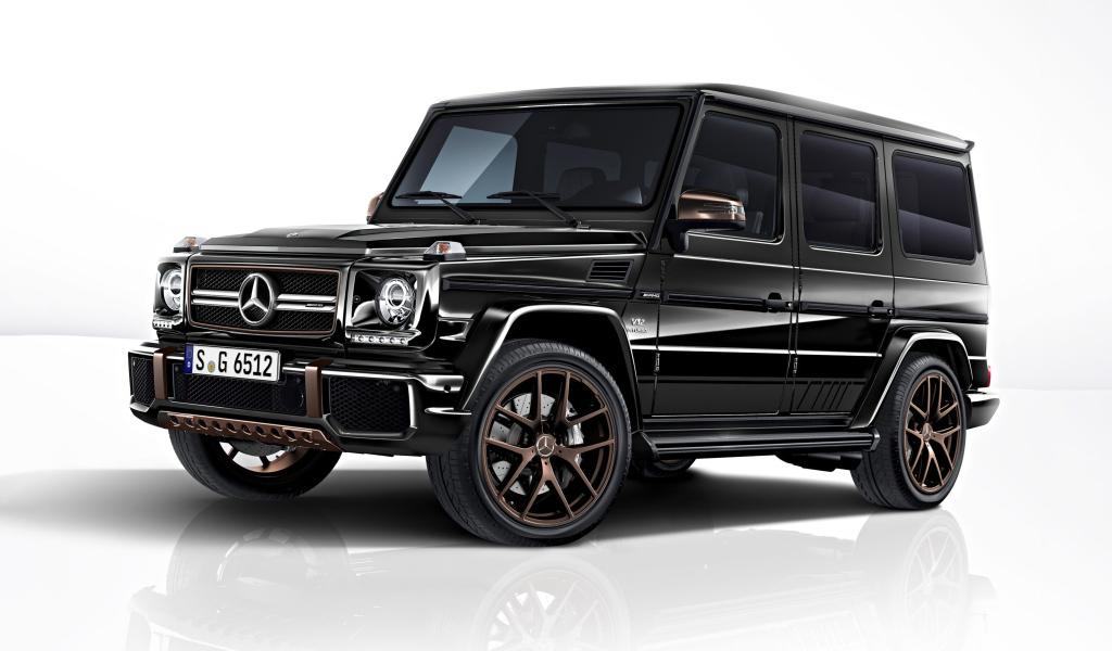 Черный джип Mercedes-AMG G65 на белом фоне