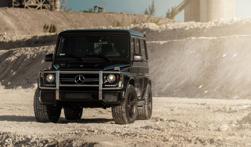 Черный джип Mercedes G Wagon в горах