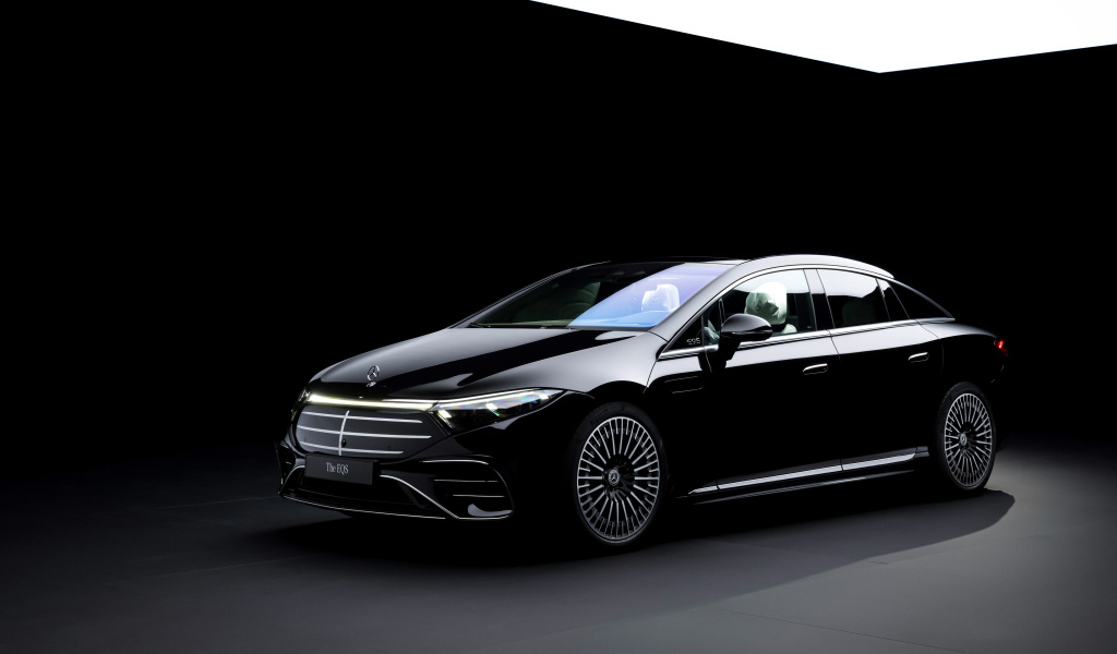 Черный стильный автомобиль Mercedes-Benz EQS 580 4MATIC AMG Line Manufaktur Selection 2024 года