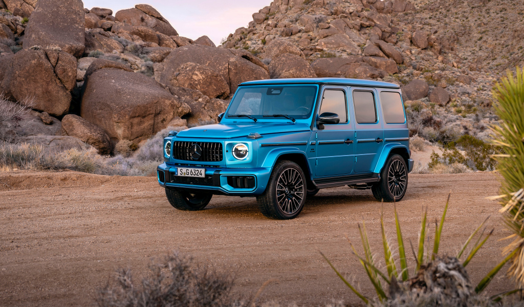 Синий внедорожник  Mercedes-AMG G 63 Manufaktur 2024 года в горах