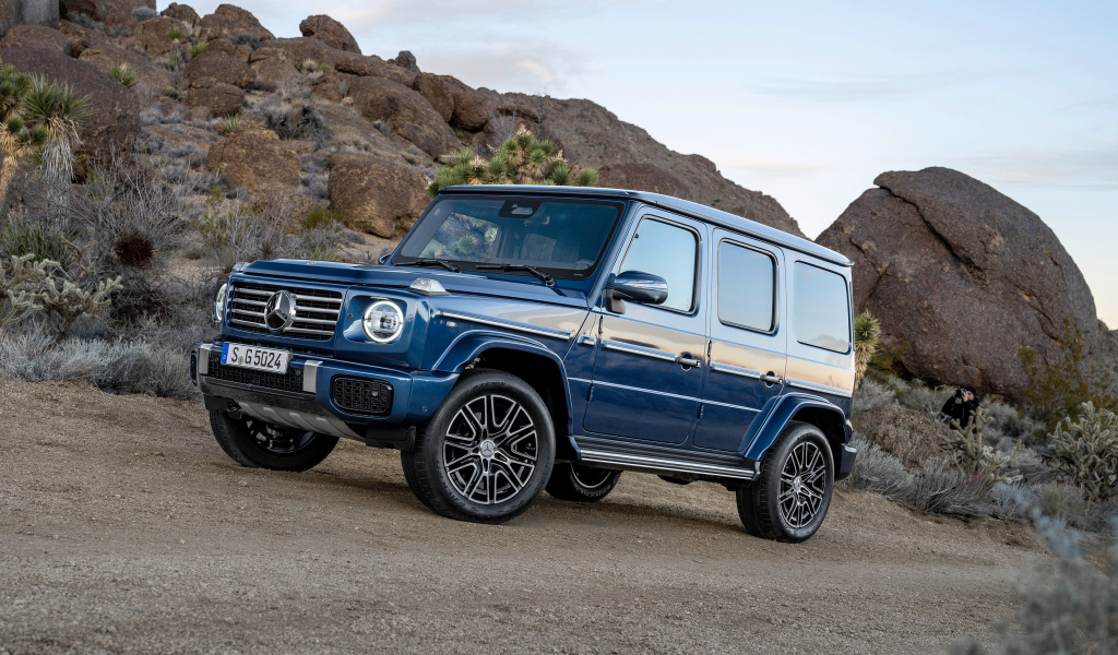 Синий автомобиль Mercedes-Benz G 500 в горах