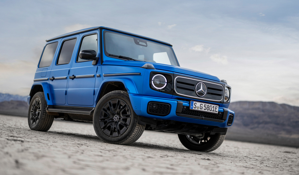 Синий внедорожник Mercedes-Benz G 580 With EQ Technology Edition One 2024 года
