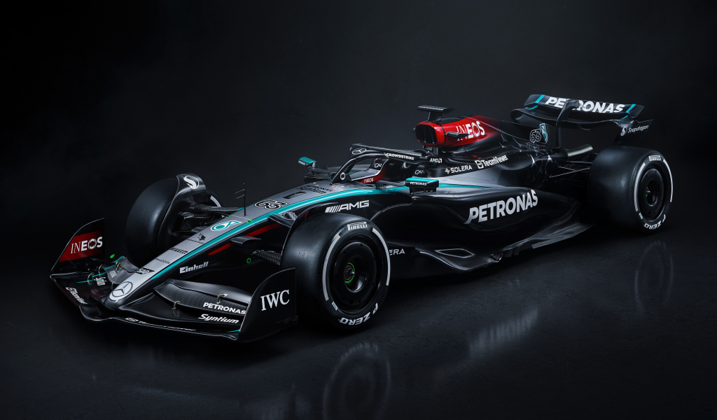 Дорогой гоночный автомобиль Mercedes-AMG F1 W15 E Performance 2024 года