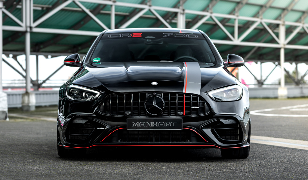 Вид спереди на автомобиль Mercedes-AMG C 63 S E Performance Manhart CRE 700 2024 года
