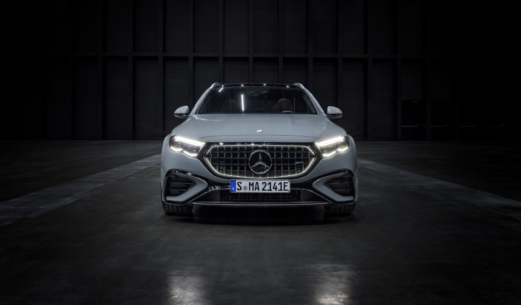 Вид спереди на автомобиль Mercedes-AMG E 53 HYBRID 4MATIC+ Estate 2024 года