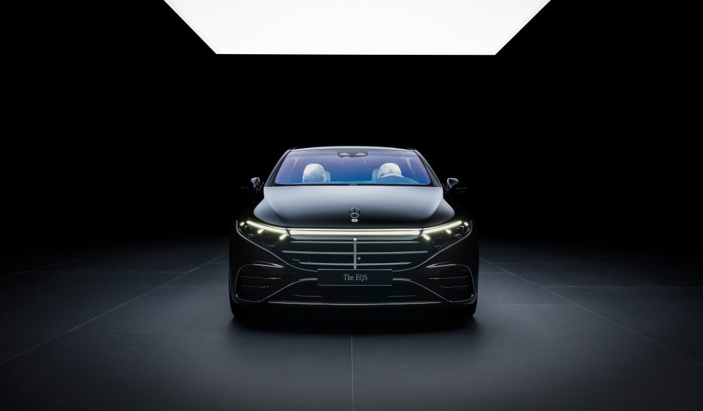 Вид спереди на автомобиль Mercedes-Benz EQS 580 4MATIC AMG Line Manufaktur Selection 2024 года