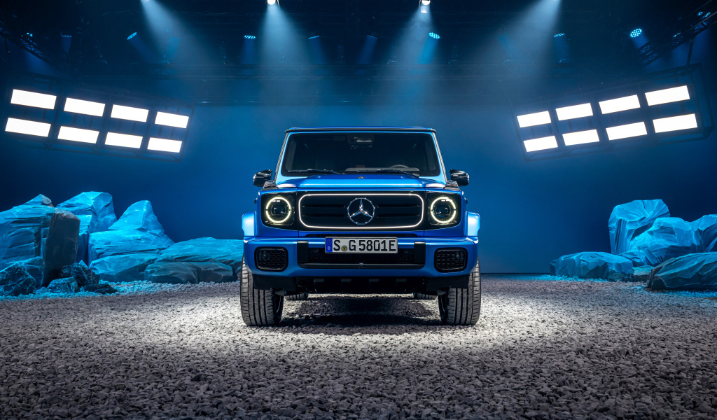 Вид спереди на автомобиль Mercedes-Benz G 580 With EQ Technology Edition One 2024 года