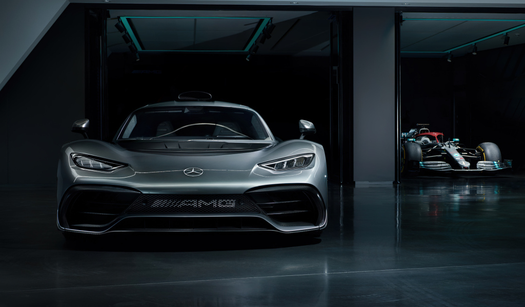 Вид спереди на автомобиль Mercedes-AMG ONE