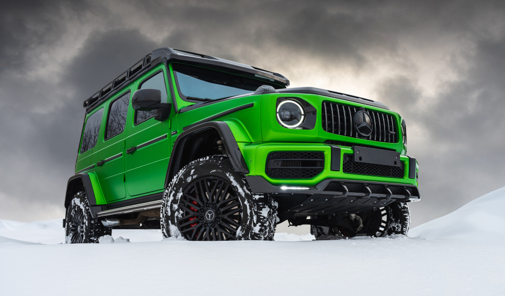 Вид спереди на зеленый  джип Mercedes-AMG G 63 Inferno 4x4
