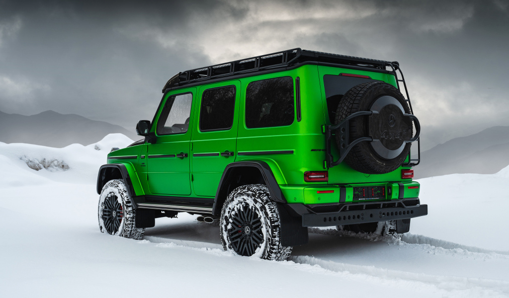 Зеленый джип Mercedes-AMG G 63 Inferno 4x4 на снегу