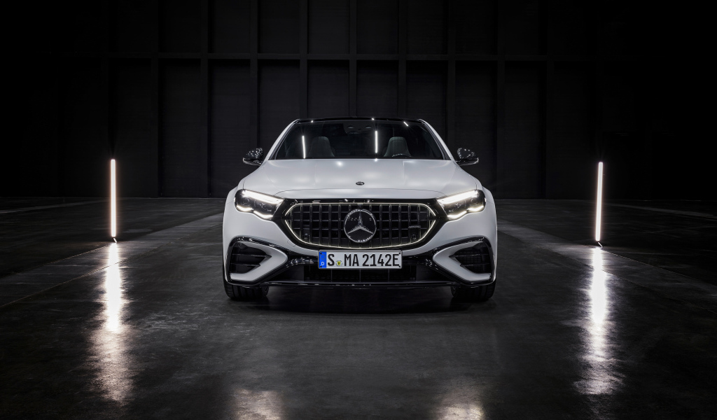 Автомобиль Mercedes-AMG E 53 HYBRID 4MATIC+ 2024 года вид спереди