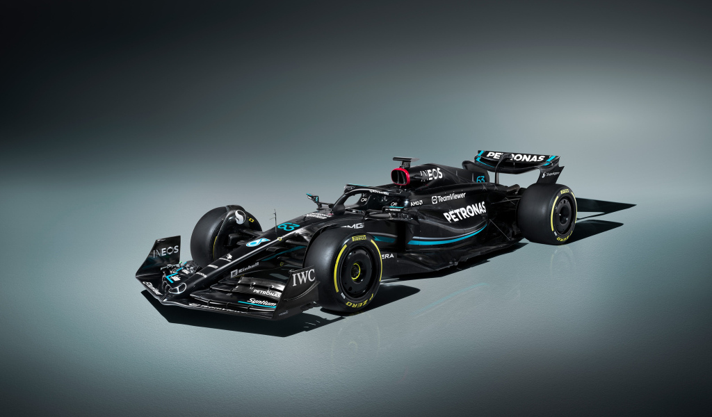 Гоночный автомобиль Mercedes-AMG F1 W14 E Performance  на сером фоне