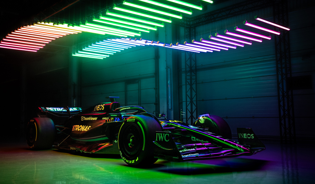 Гоночный автомобиль Mercedes-AMG F1 W14