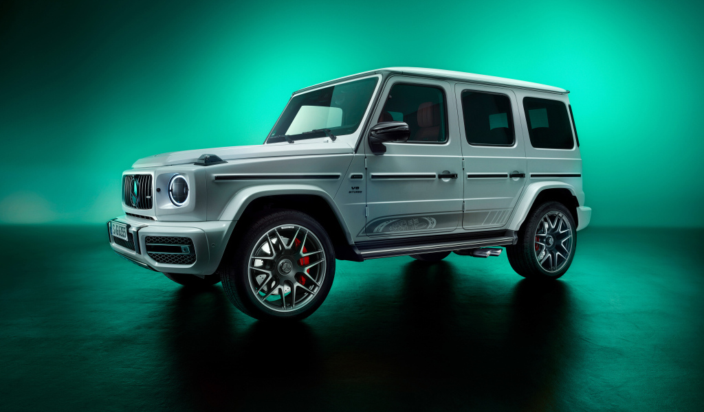 Автомобиль Mercedes-AMG G63 на зеленом фоне