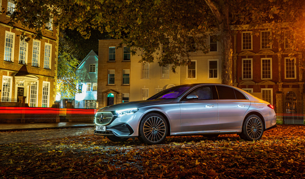 Автомобиль Mercedes-Benz E 300 E AMG Line в городе