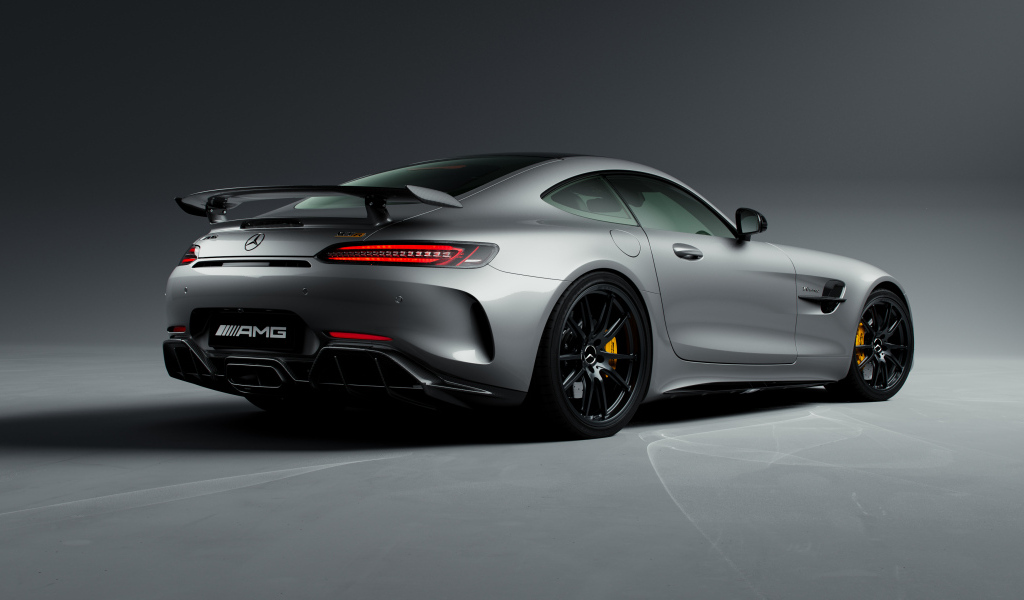Вид сзади на серебристый автомобиль Mercedes-Benz AMG GT R