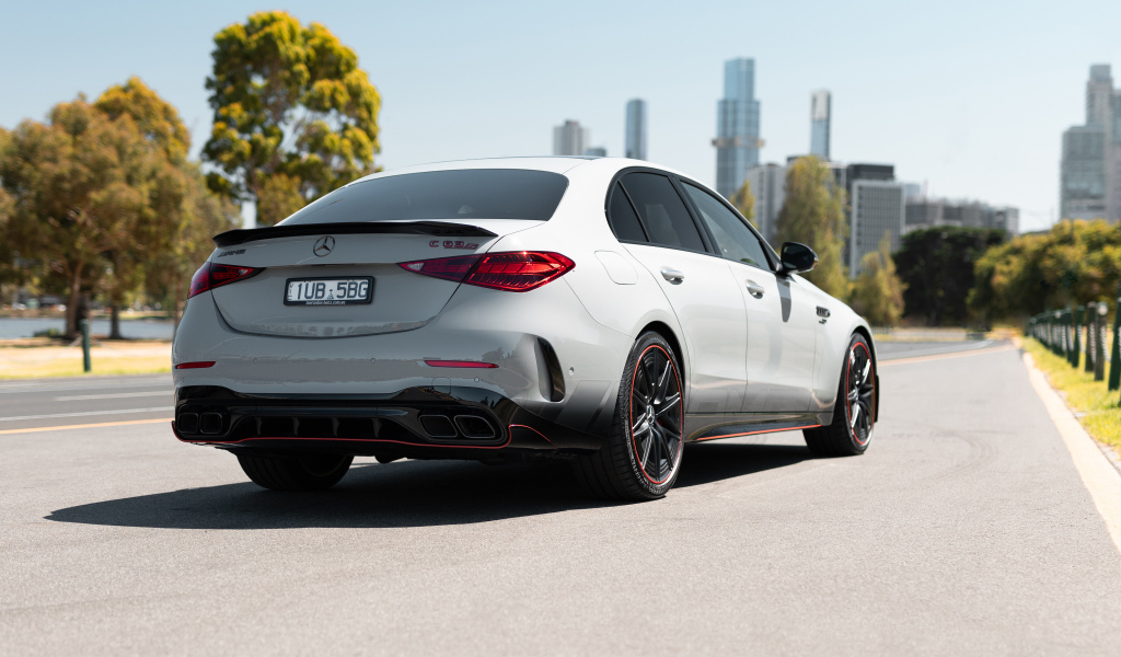 Вид сзади на автомобиль Mercedes-AMG C 63 S E Performance F1 Edition 2024  года