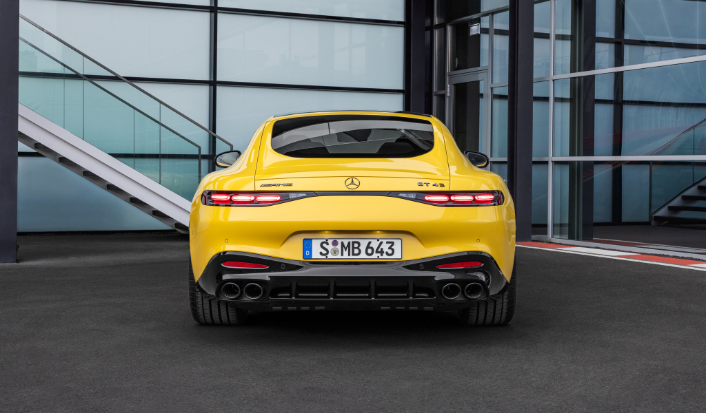 Вид сзади на автомобиль Mercedes-AMG GT 43 Coupe 2024 года
