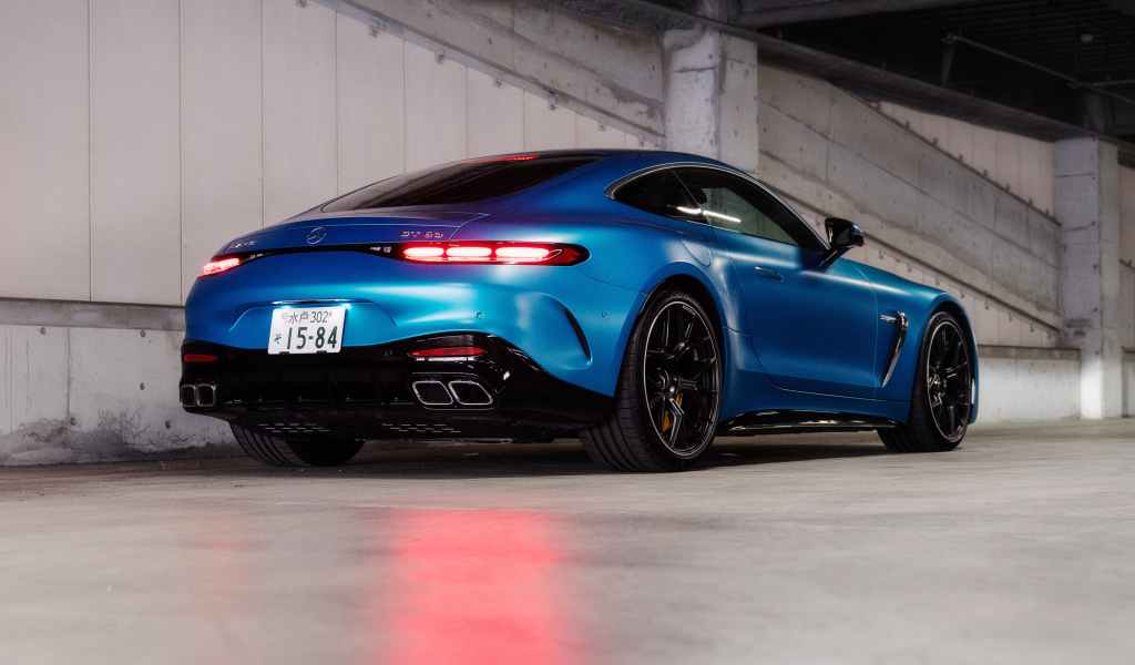 Вид сзади на синий автомобиль Mercedes-AMG GT 63 4MATIC+