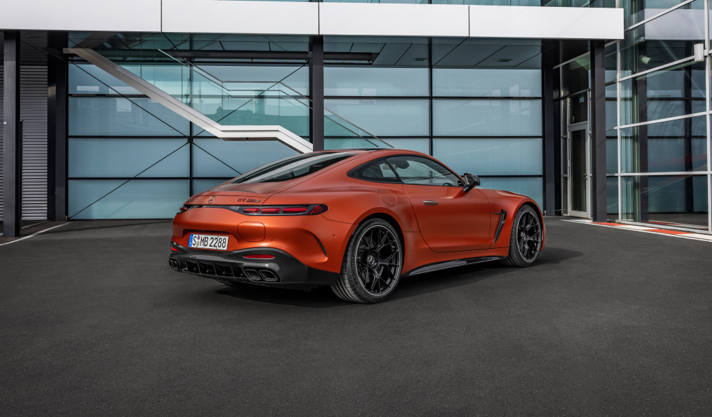 Вид сзади на красный автомобиль Mercedes-AMG GT 63 S E Performance 2024  года