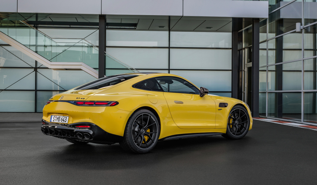 Вид сзади на желтый автомобиль Mercedes-AMG GT 43 Coupe 2024 года