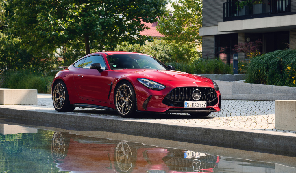 Красный автомобиль Mercedes-AMG GT 63 S E Performance 2024  года у воды
