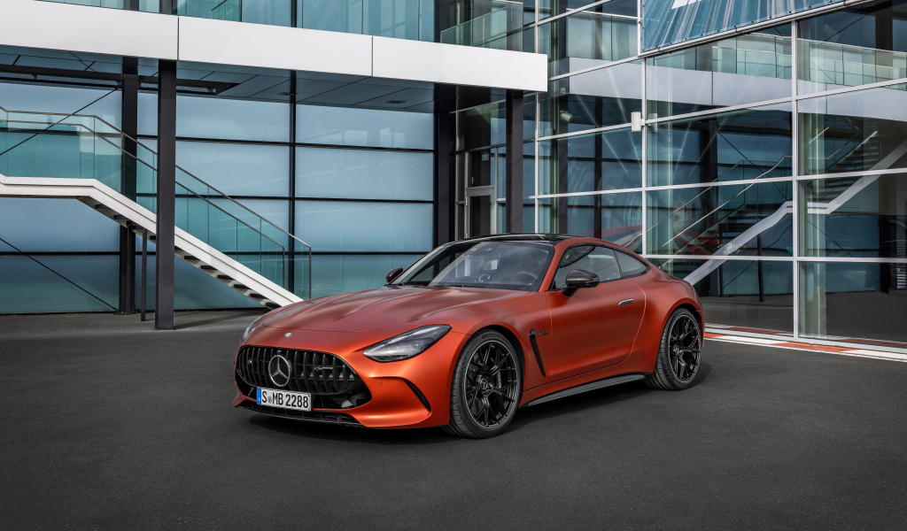 Красный автомобиль Mercedes-AMG GT 63 S E Performance 2024 года у здания
