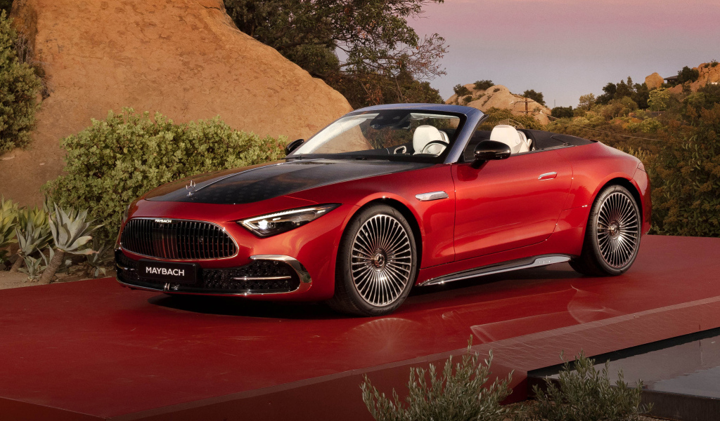 Красный автомобиль Mercedes-Maybach SL 680 Monogram Series 2024 года