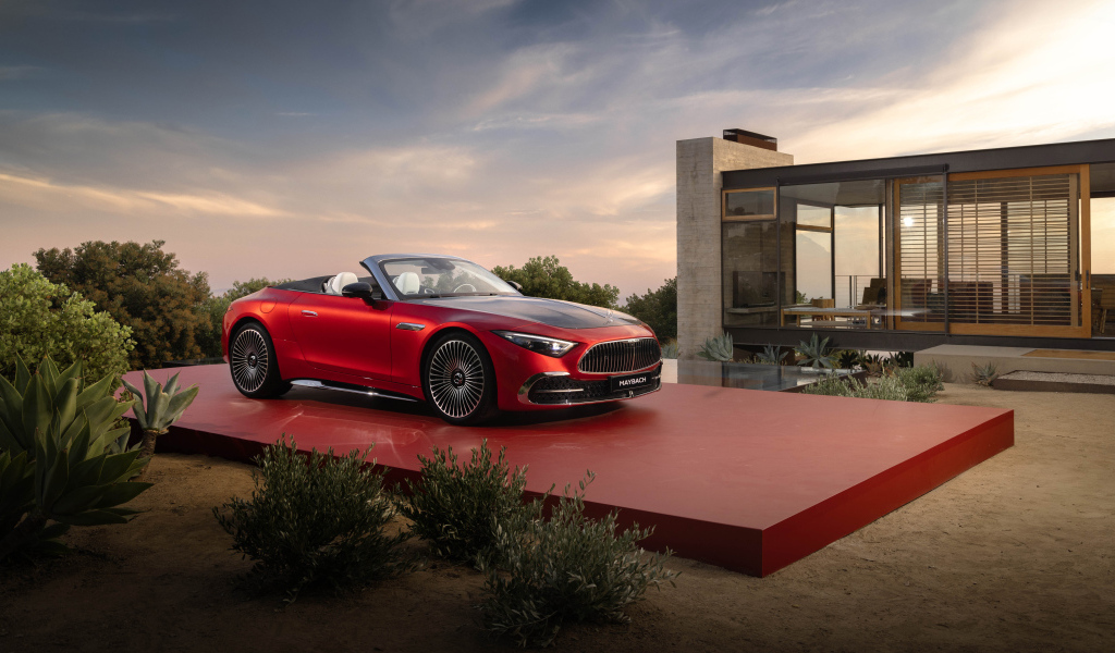 Красный автомобиль Mercedes-Maybach SL 680 Monogram Series 2024 года у дома