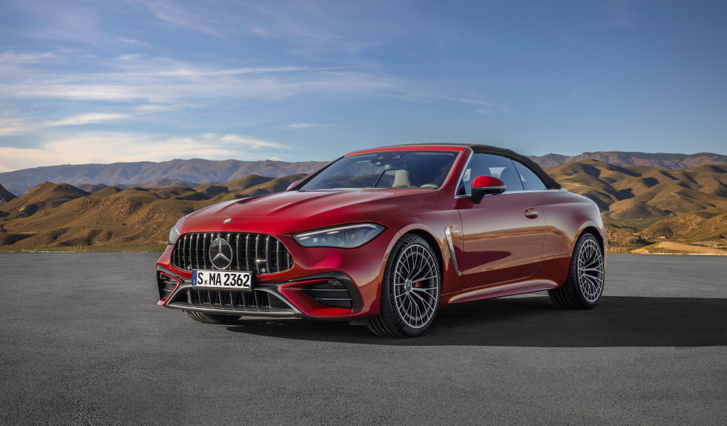 Красный автомобиль Mercedes-AMG CLE 53 4MATIC+ Cabriolet 2024 года