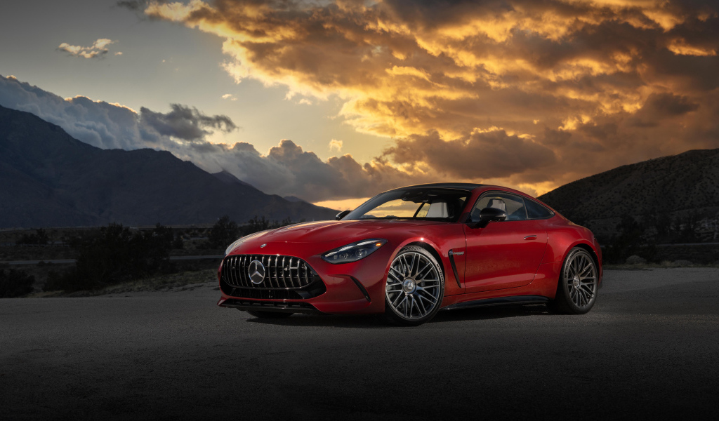Красный автомобиль Mercedes-AMG GT 63 4MATIC+ 2024 года на закате